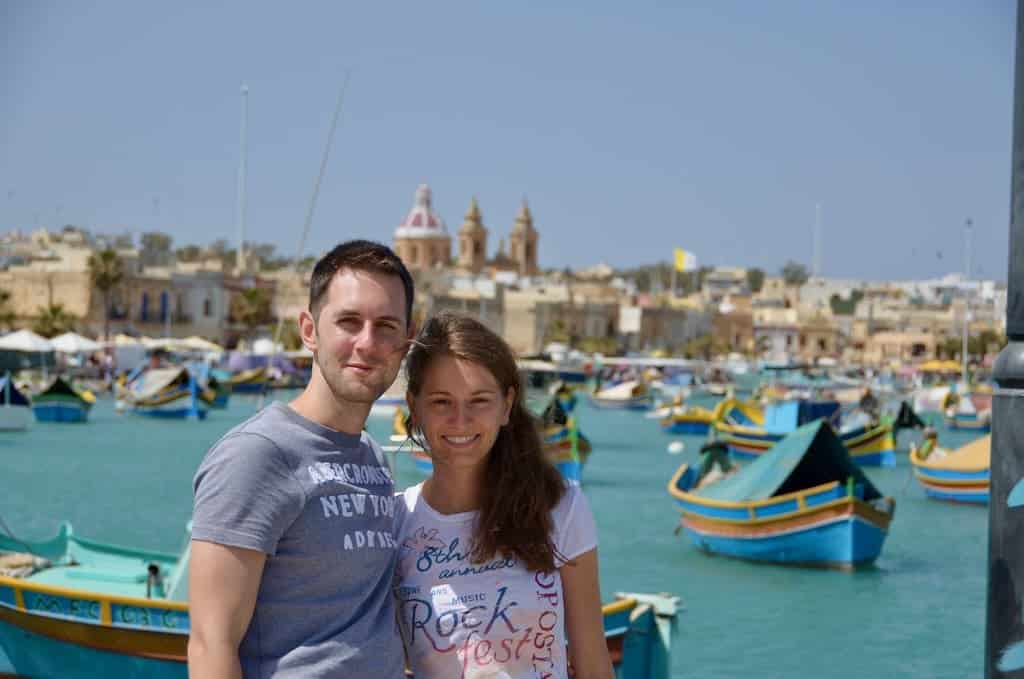 Danny und Vanessa vor Fischerbooten auf Malta