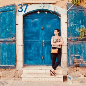 Claudia vor einer blauen Tür in Madaba in Jordanien