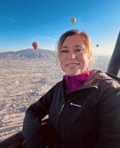 Claudia während der Weltreise in einem Ballon über den Pyramiden von Teotihuacan in Mexiko