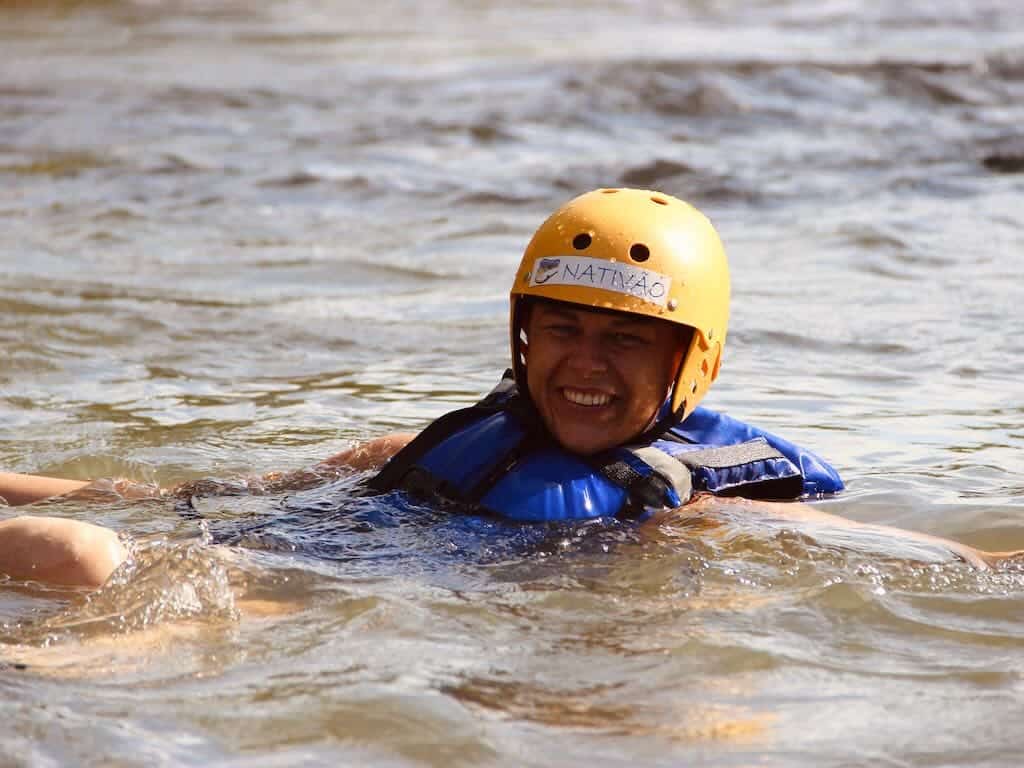Bianca schwimmt im Fluss beim Rafting
